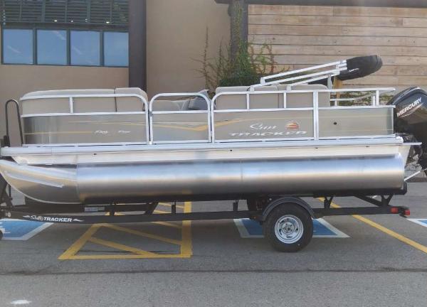2024 Sun Tracker Party Barge 18 DLX