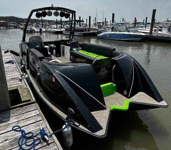 2015 Caravelle 247UR BLACK WIDOW