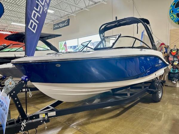Bayliner V20i 2025 Bayliner V20i boat on display in showroom, blue and white design.