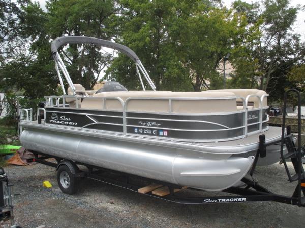 Sun Tracker 20 Party Barge DLX Starboard Bow