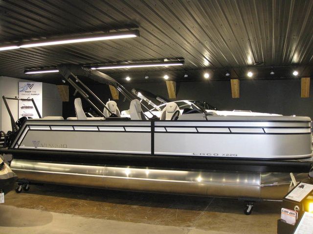 2025 Viaggio X22Q W/ MERCURY 200HP OUTBOARD MOTOR