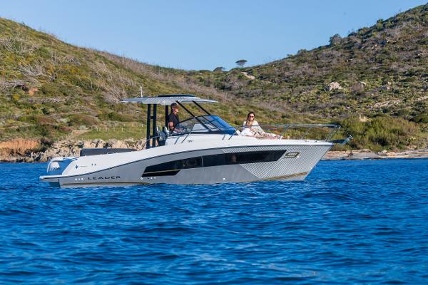 Jeanneau Leader 9.0 WA S2 2024 Jeanneau Leader 9.0 WA S2 cruising on blue water near a scenic coastline.