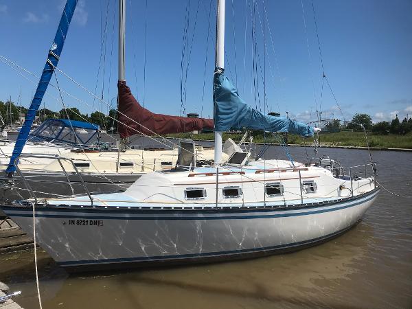 Hunter 27 1983 Hunter 27 sailboat docked in a marina on a sunny day.