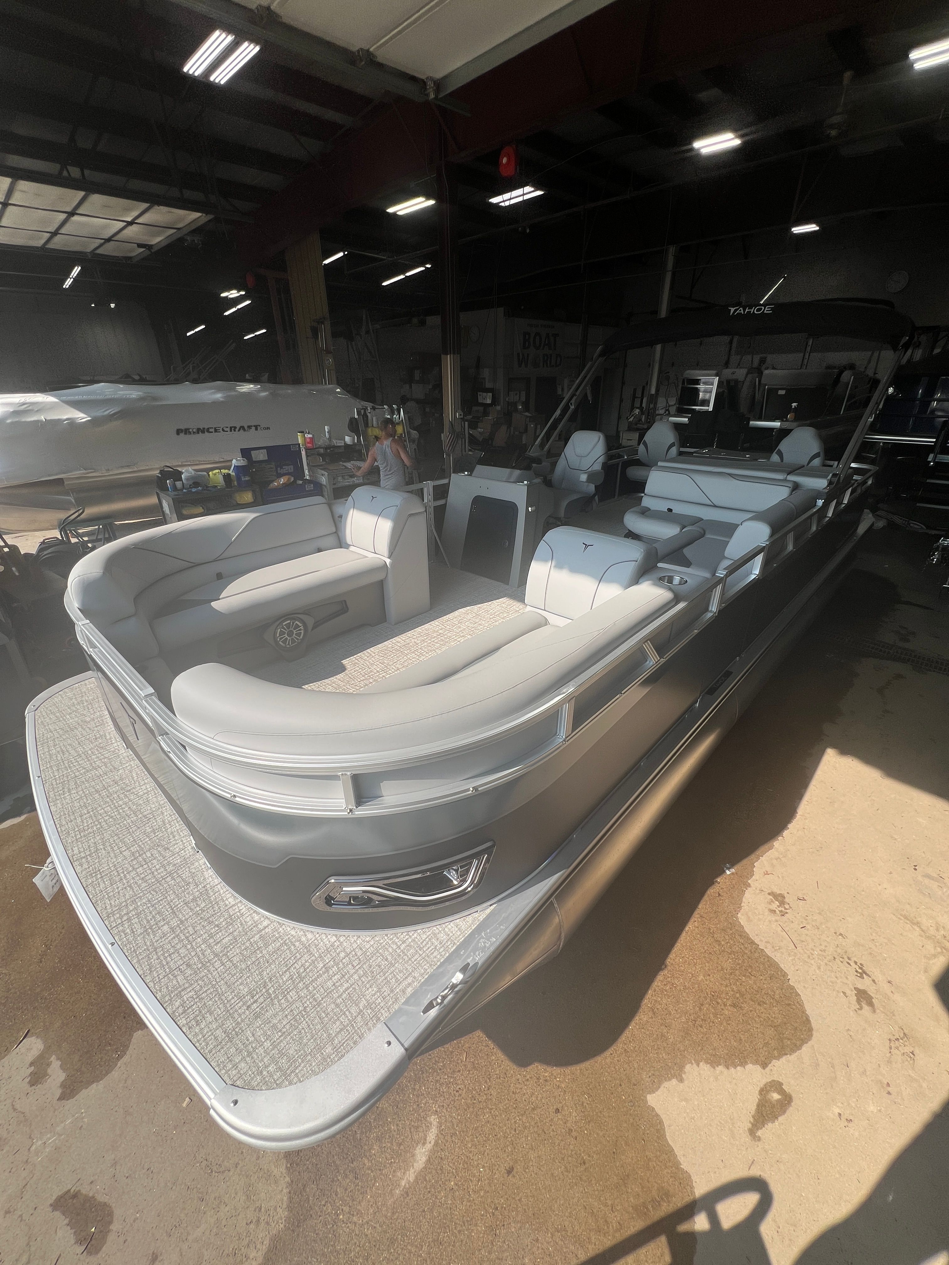Tahoe Sport 2385 Rear Fish & Honda 4-Stroke EFI