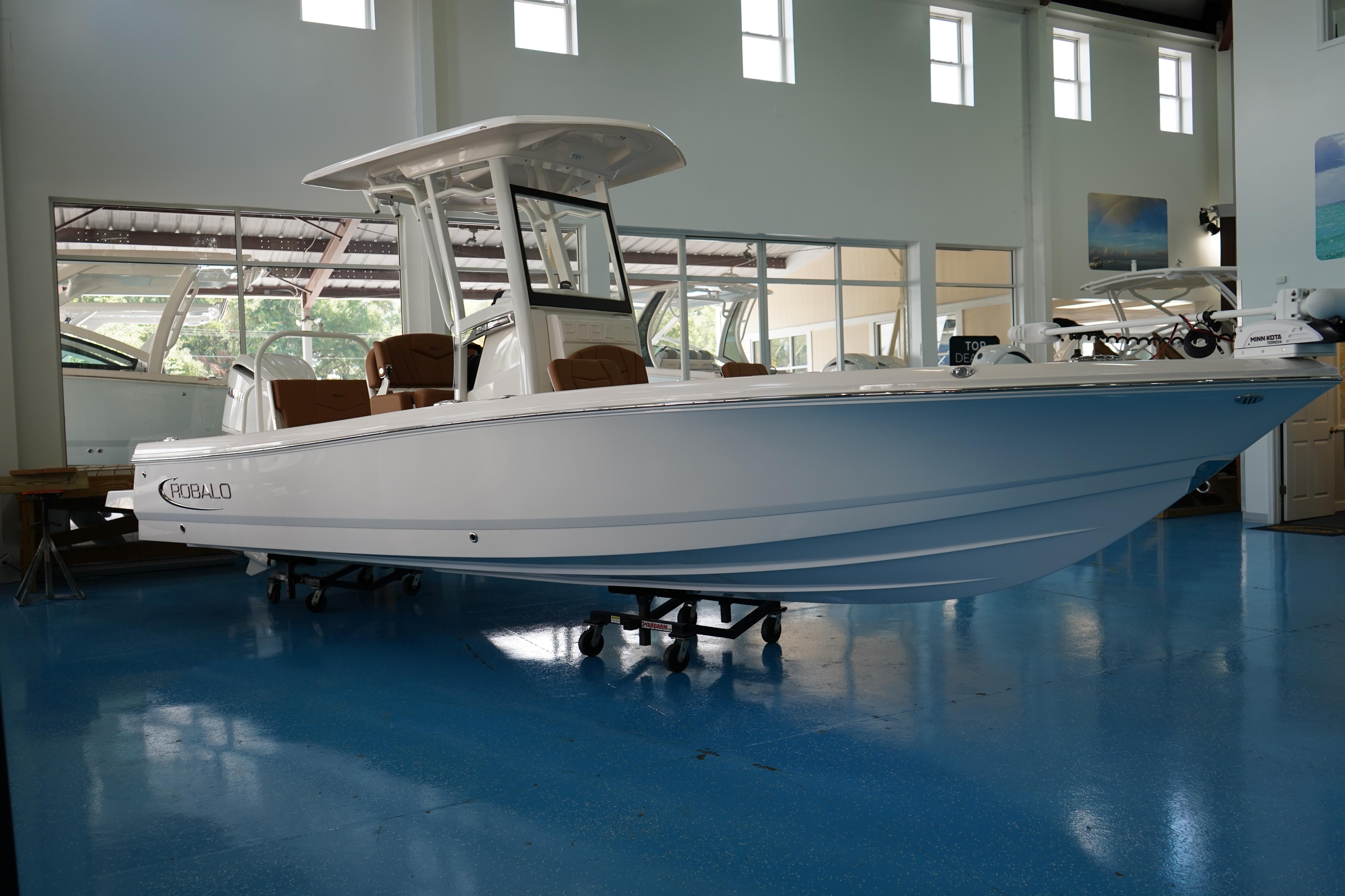2025 Robalo 246 Cayman