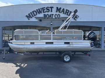 2020 Sun Tracker Party Barge 18 DLX