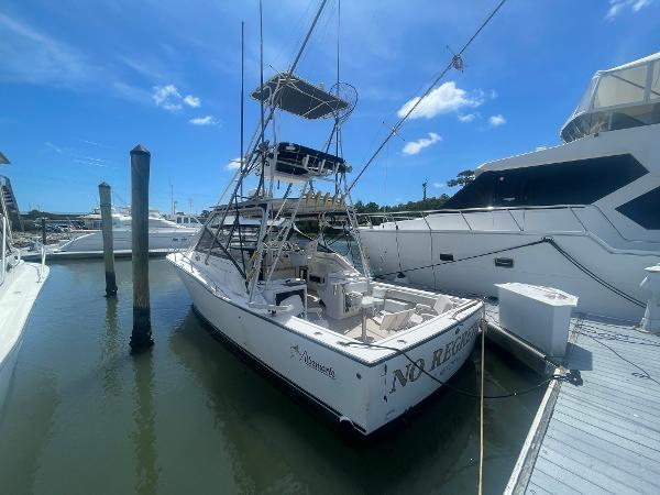 Albemarle 32 Express 1994 Albemarle 32 Express boat docked at marina under clear blue sky.