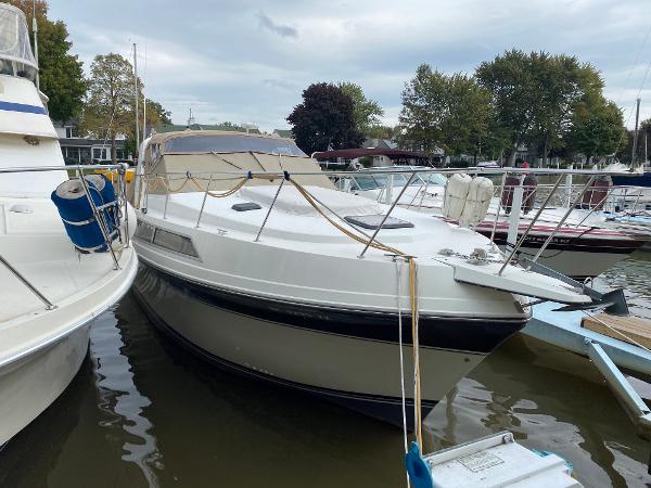 Carver 32 Montego 1988 Carver 32 Montego for sale by Great Lakes Boats and Brokerage 440 221 9001 