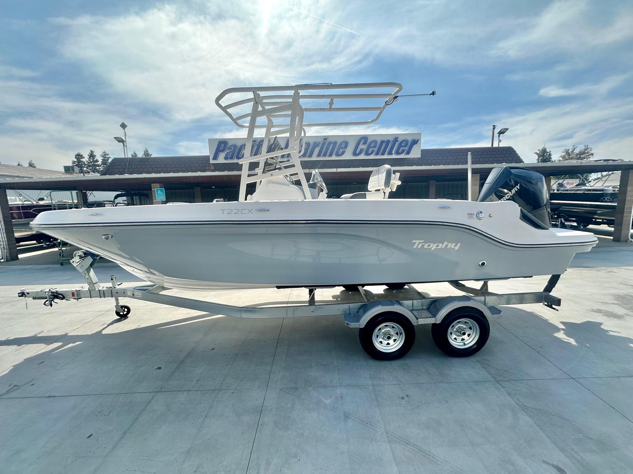 Bayliner Trophy T22CC w/ 250HP Mercury!