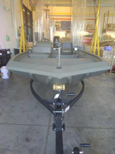 Tracker Grizzly 1754 SC 2024 Tracker Grizzly 1754 SC boat in a warehouse.
