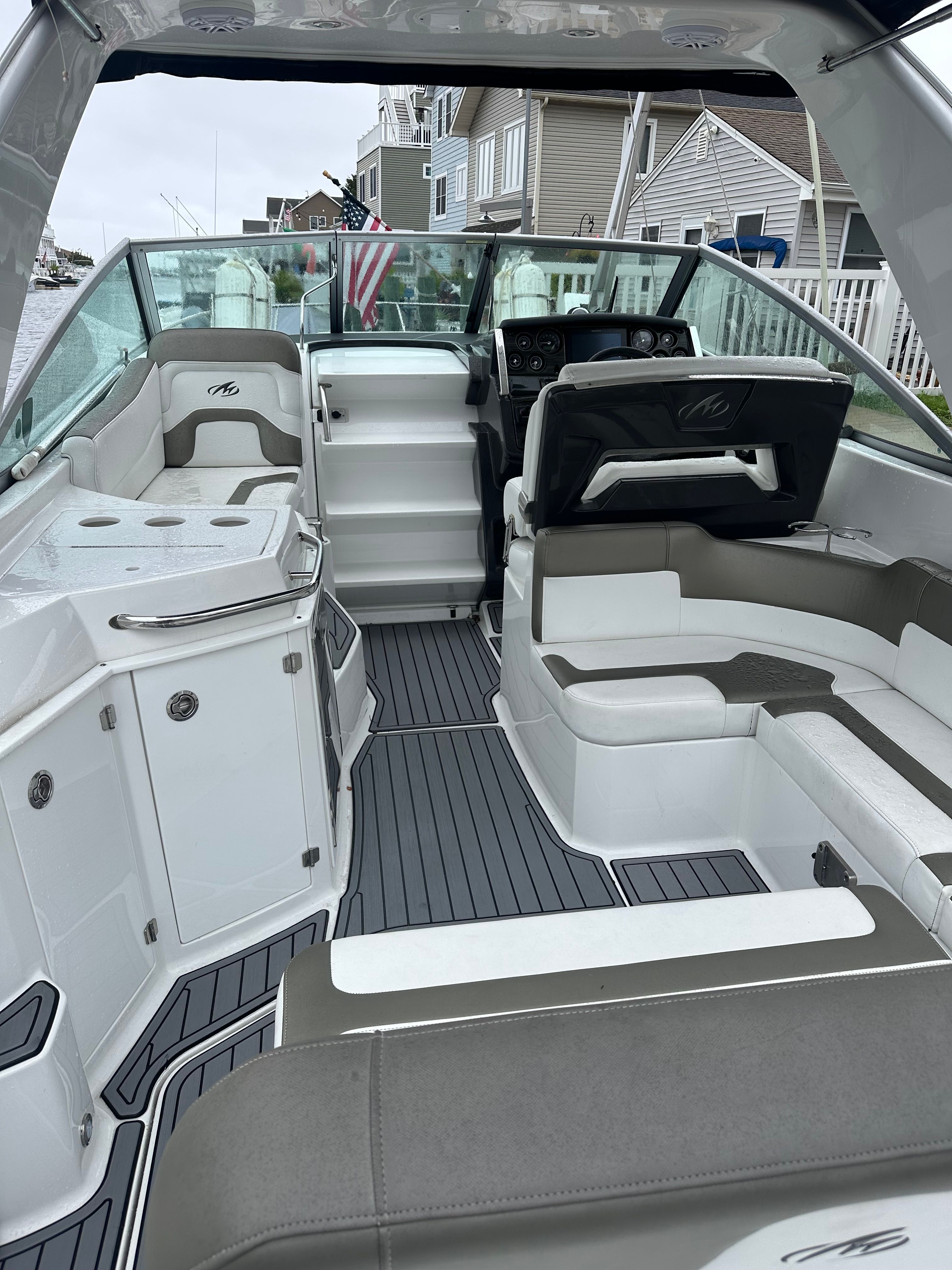 2019 Monterey 295 Sport Yacht