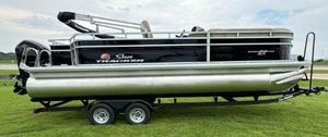 Sun Tracker SportFish 22 DLX 2025 Sun Tracker SportFish 22 DLX pontoon boat on trailer, side view.