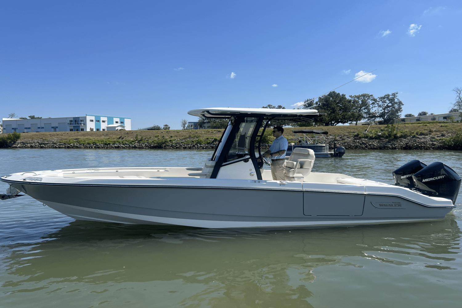 Boston Whaler 280 Dauntless 2025 Boston Whaler 280 Dauntless boat on calm water, clear sky background.