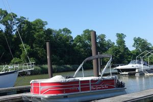 Cypress Cay Seabreeze 212 2018 Cypress Cay Seabreeze 212 pontoon boat docked on a serene river with lush greenery.