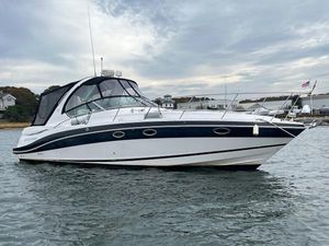 Four Winns 348 Vista 2006 Four Winns 348 Vista boat on water, featuring sleek design and black accents.