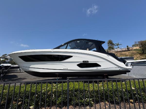 Sea Ray Sundancer 370 Outboard 2025 Sea Ray Sundancer 370 OB boat displayed outdoors on a sunny day.