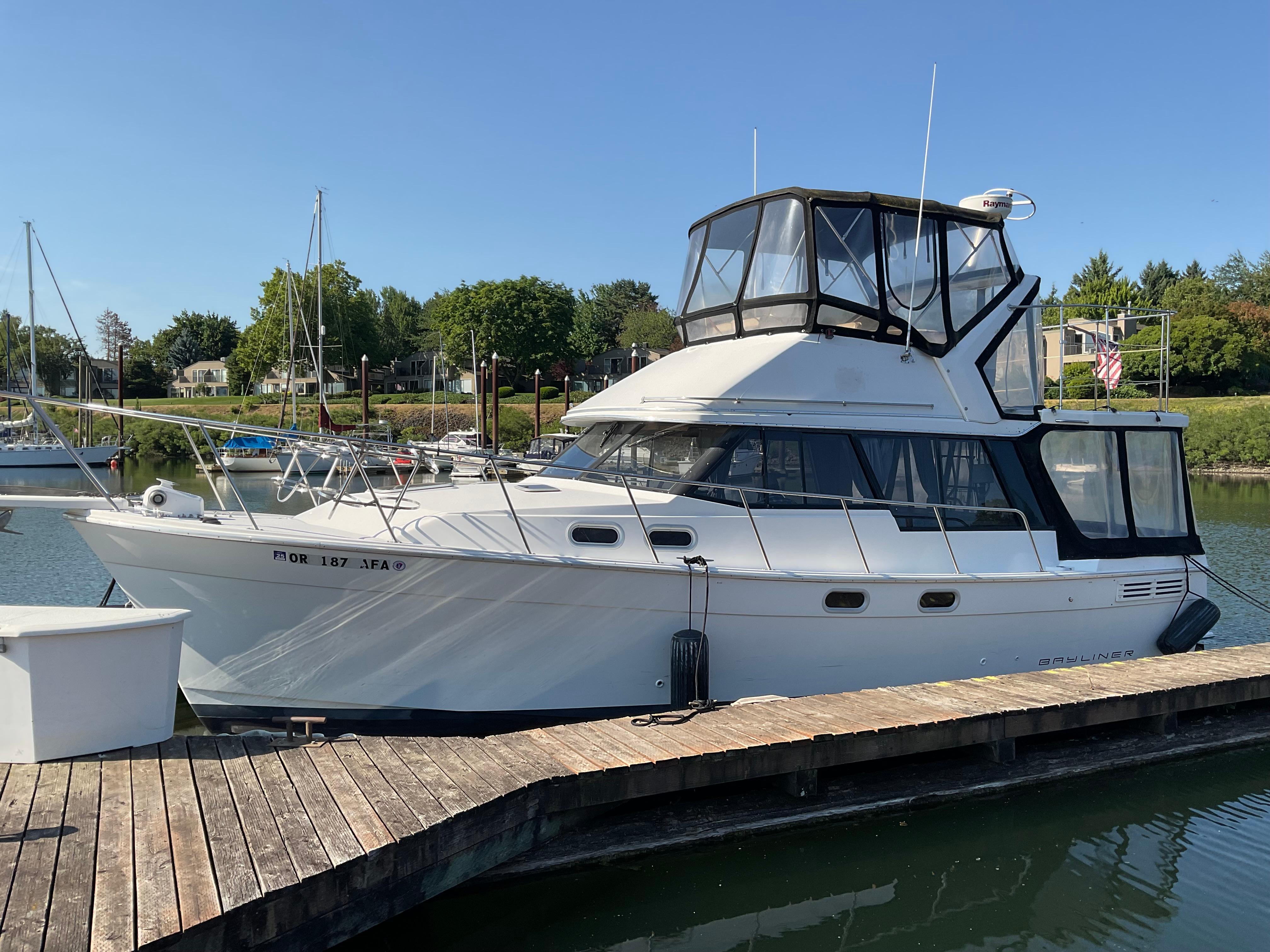 Bayliner 3288 Motoryacht 1992 Bayliner 3288 Motoryacht docked in a serene marina setting.