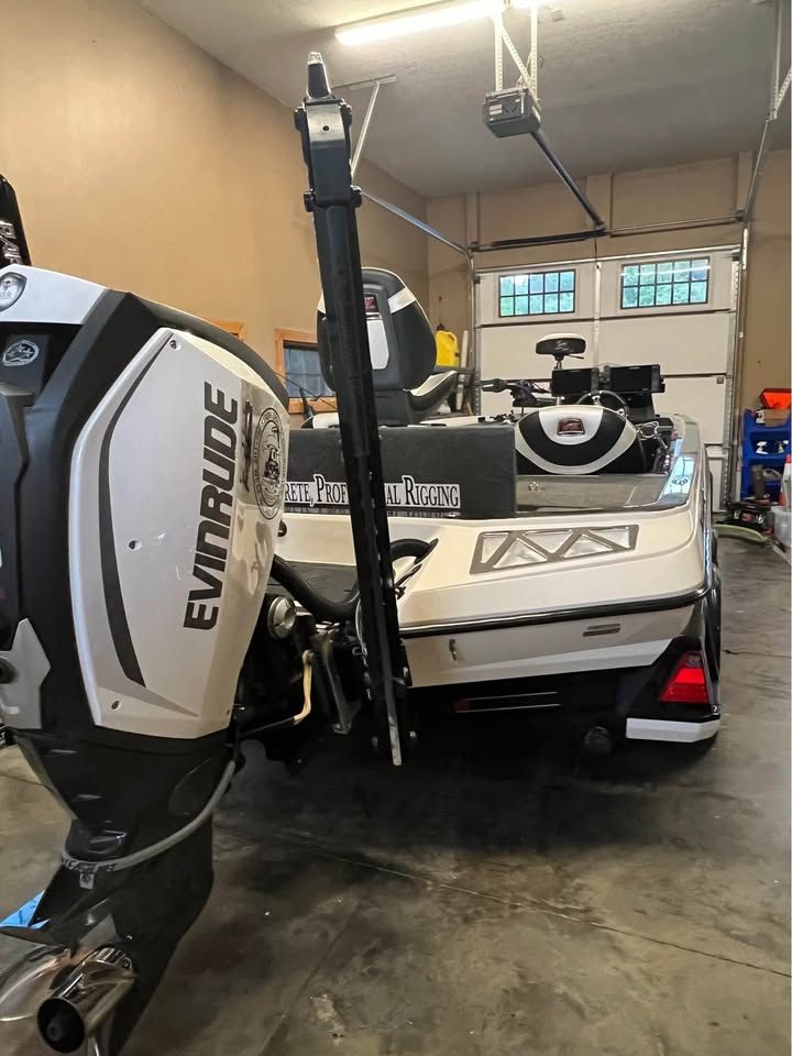 Ranger Z520L 2019 Ranger Z520L boat with Evinrude engine in a garage setting.