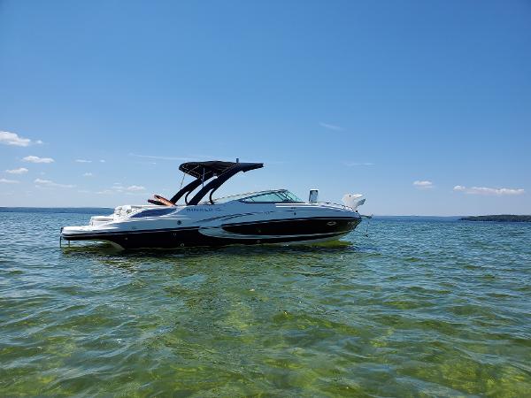 Rinker Captiva 276 CC 2015 Rinker Captiva 276 CC boat on clear water under blue sky.