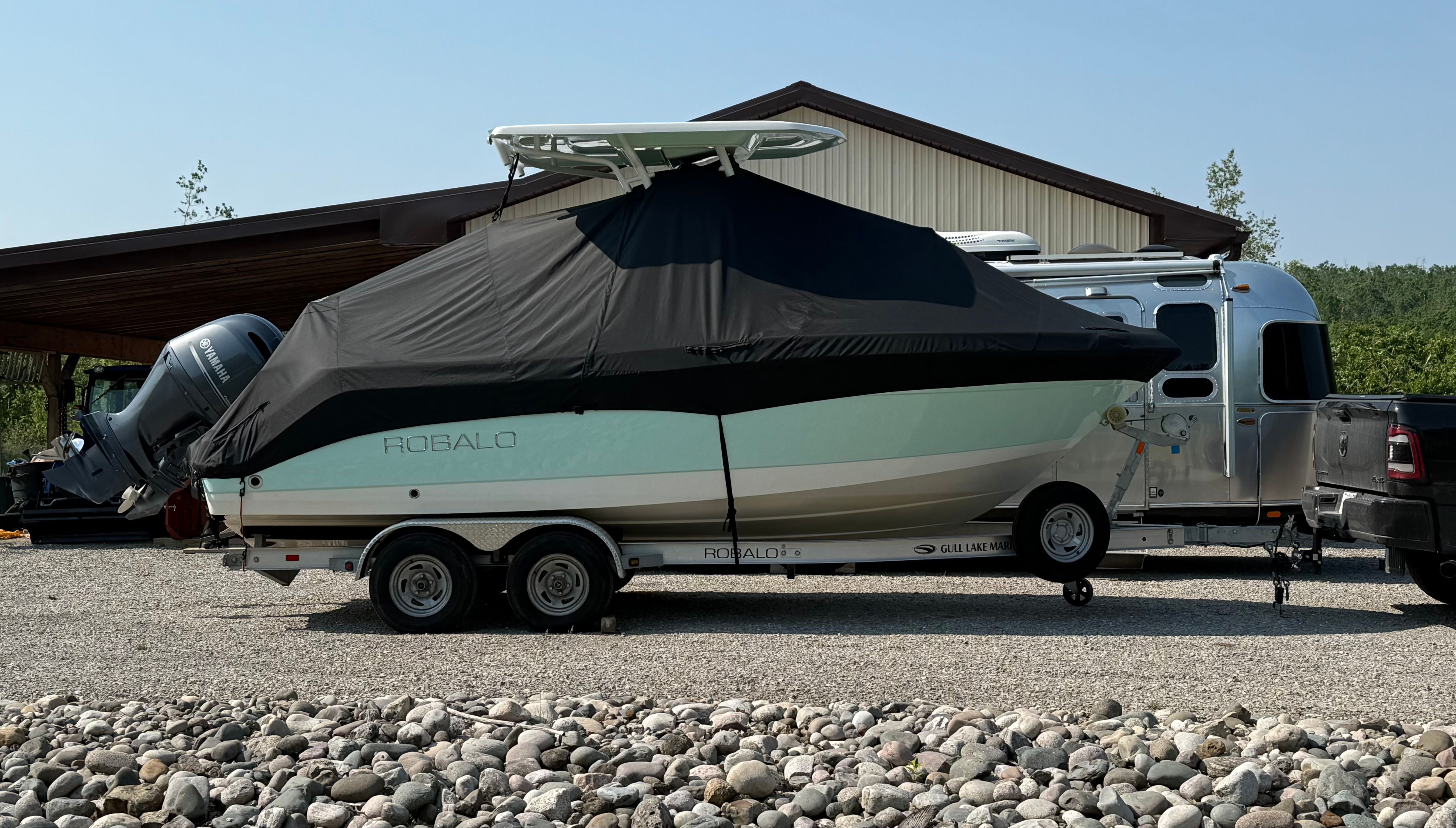 2017 Robalo R222 Center Console
