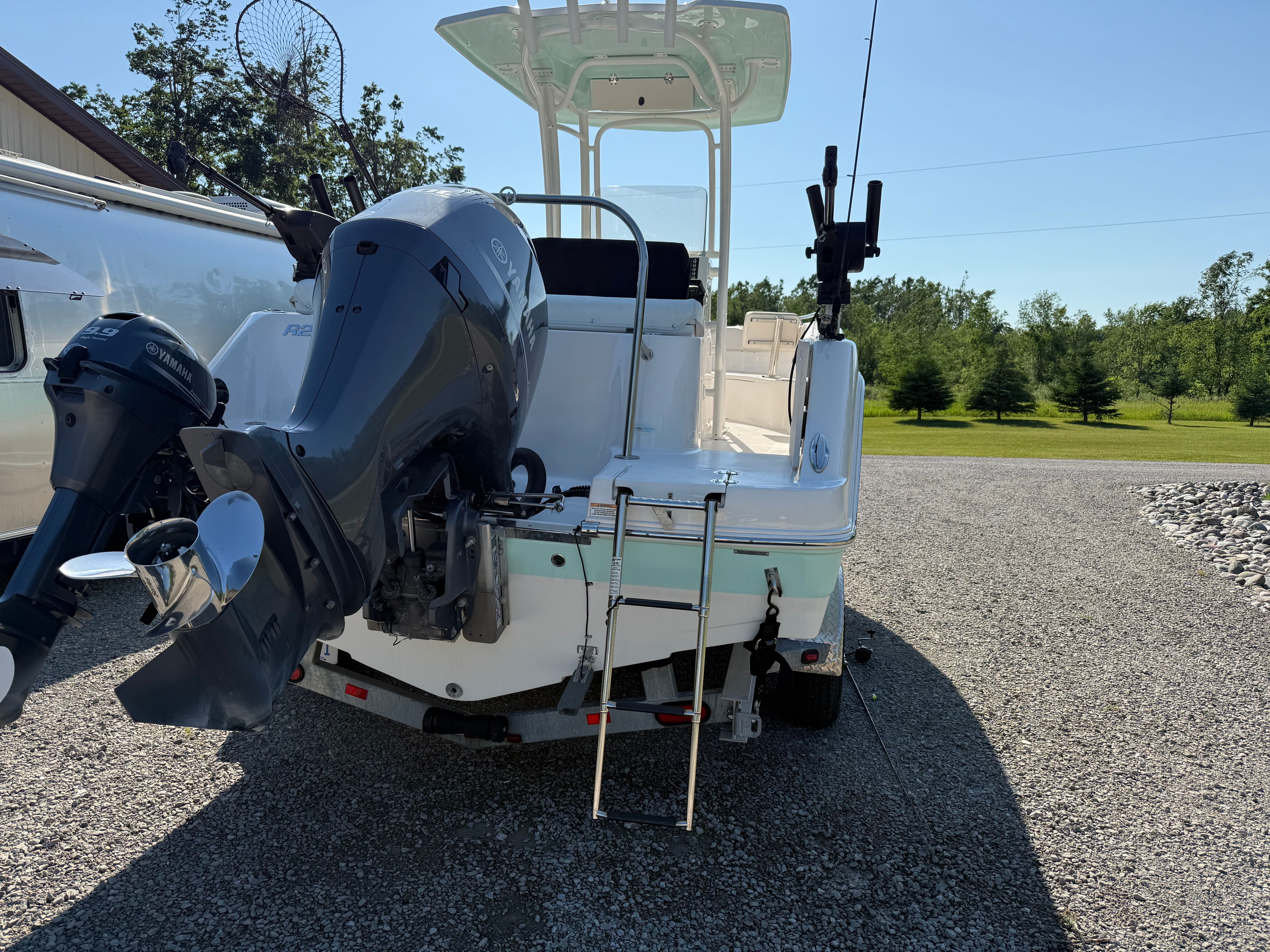 2017 Robalo R222 Center Console