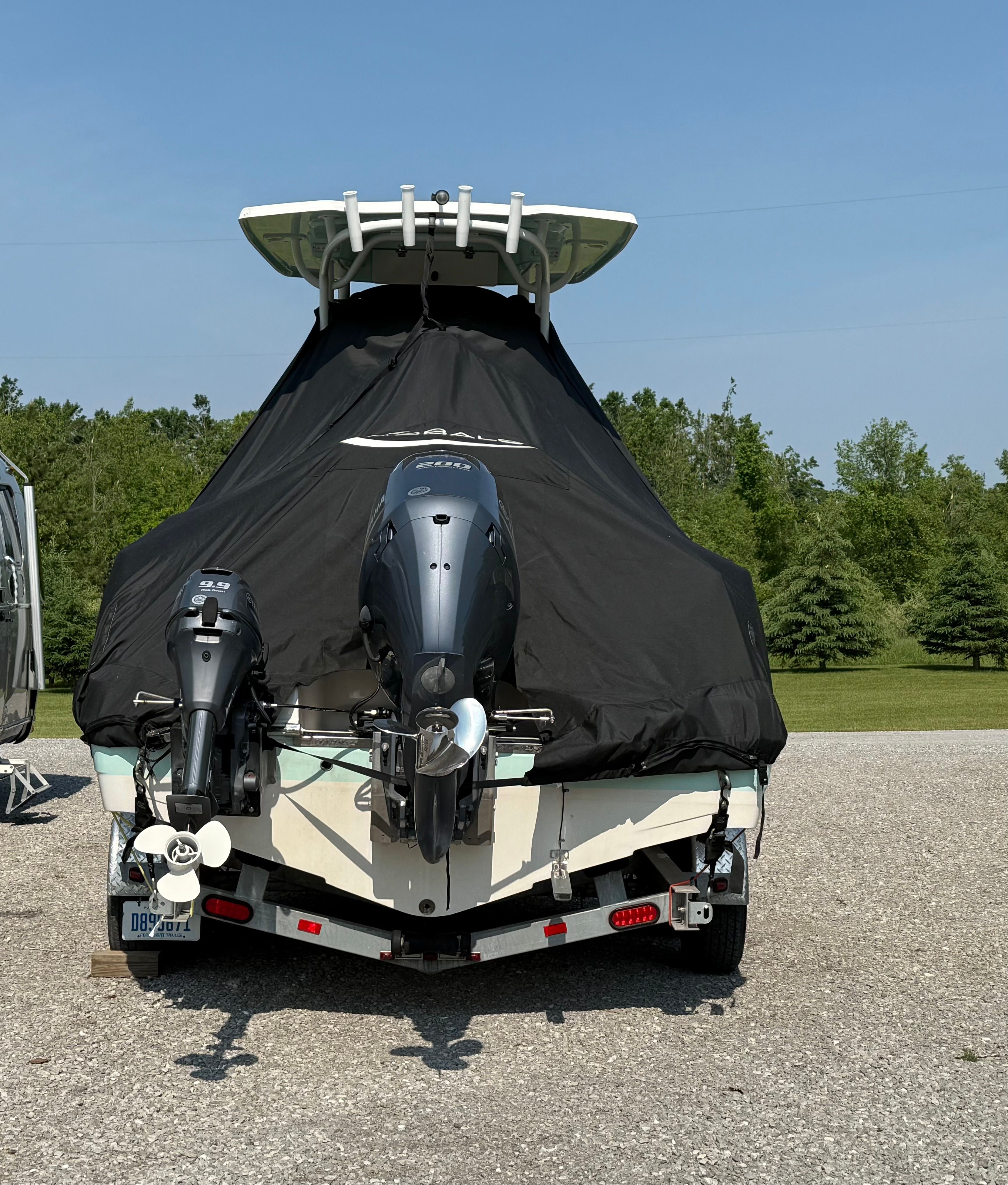 2017 Robalo R222 Center Console