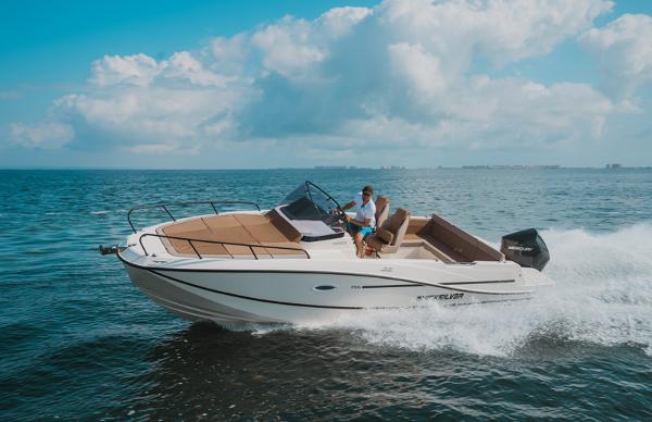 Quicksilver Activ 755 Sundeck