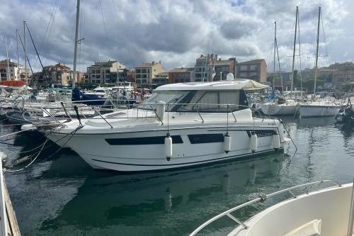 Jeanneau Merry Fisher 855 2015 Jeanneau Merry Fisher 855 boat docked in a marina, surrounded by other vessels.