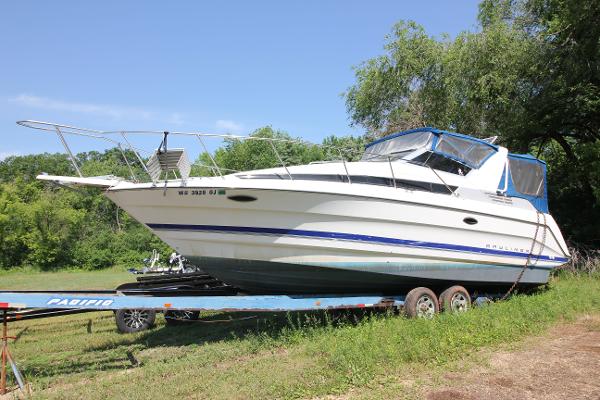 Bayliner 3055 Sunbridge 1994 Bayliner 3055 Sunbridge on trailer in grassy area.
