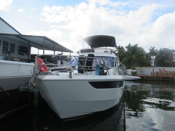 Galeon 420 Fly 2018 Galeon 420 Fly yacht docked by waterfront homes under a cloudy sky.