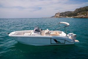 Beneteau Flyer 9 SPACEdeck 2024 Beneteau Flyer 9 SPACEdeck boat on clear blue water near rocky coastline.