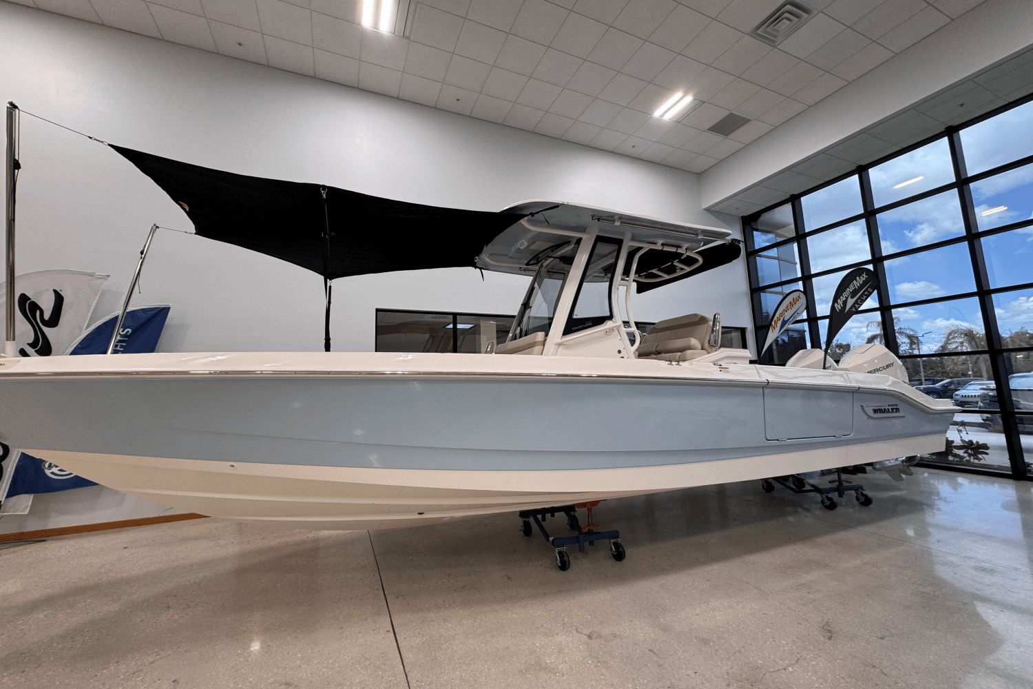 Boston Whaler 280 Dauntless 2025 Boston Whaler 280 Dauntless boat displayed indoors with sleek design and modern features.