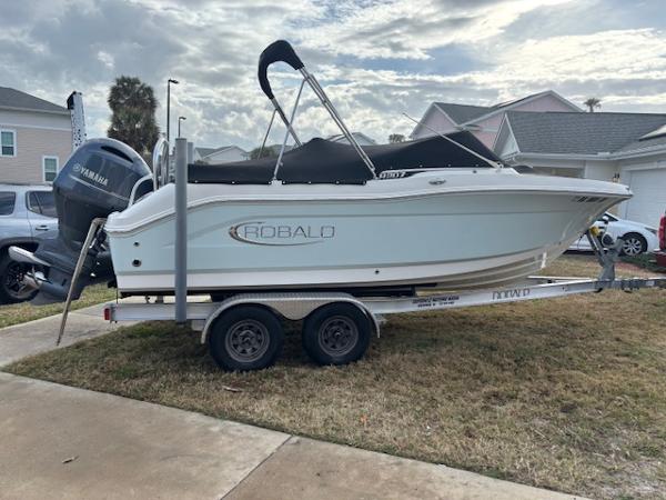 Robalo R207 Dual Console 2021 Robalo R207 Dual Console boat on trailer, parked in residential area.