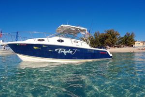 Wellcraft 290 Coastal 2005 Wellcraft 290 Coastal boat on clear water near a sunny beach.