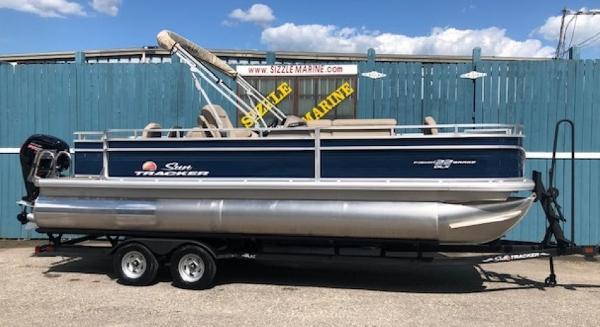 2024 Sun Tracker Fishin' Barge 22 DLX