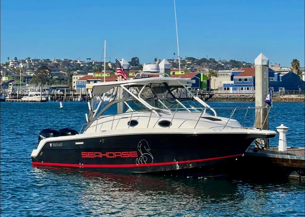 Wellcraft 290 Coastal 2018 Wellcraft 290 Coastal boat docked in a marina, featuring "Seahorse" branding.