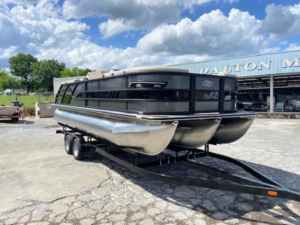 Bentley Pontoons 223 ELITE ADMIRAL 2025 Bentley Pontoons 223 Elite Admiral on trailer, parked outdoors under a cloudy sky.