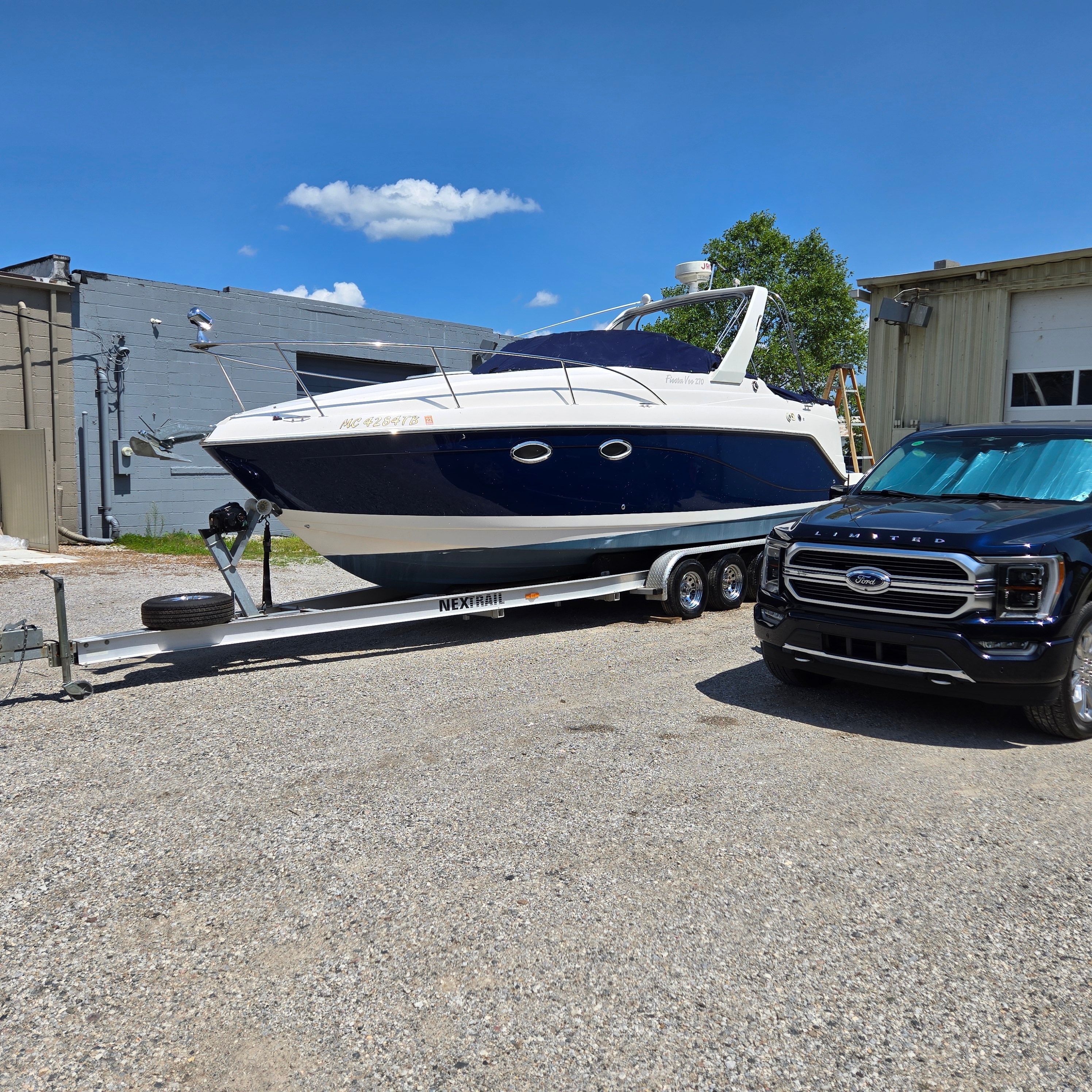 2005 Rinker Fiesta Vee 270