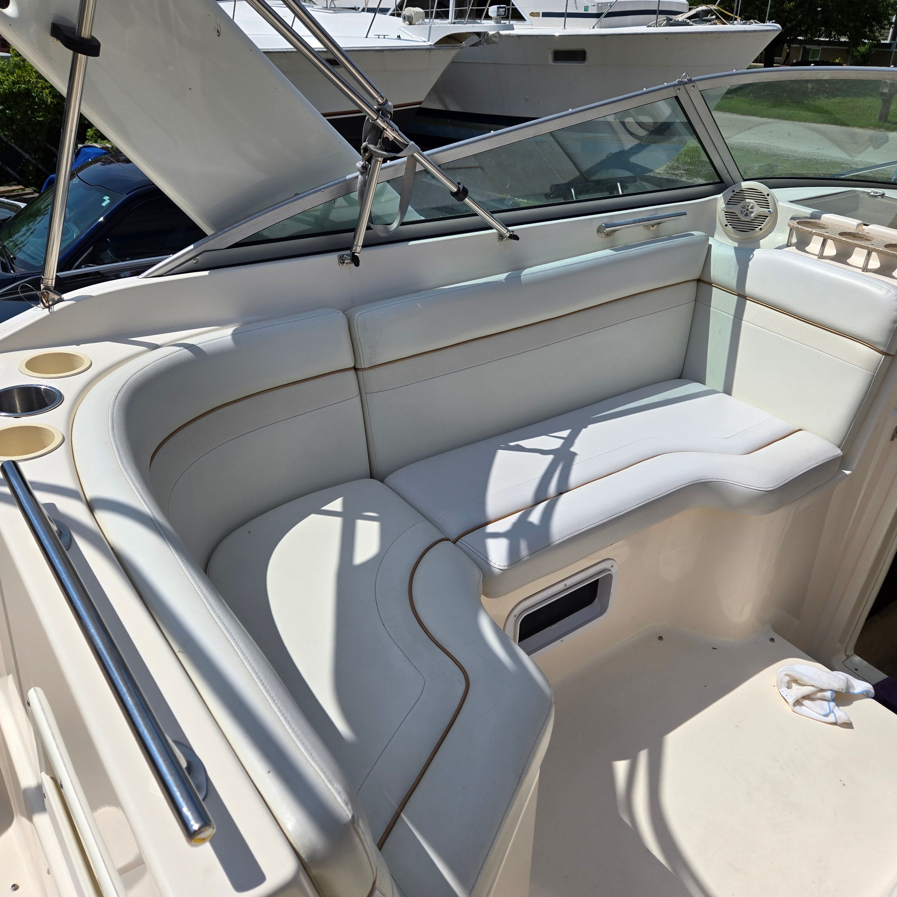 2005 Rinker Fiesta Vee 270