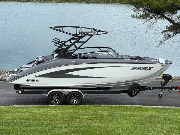 2025 Yamaha Boats 255XE