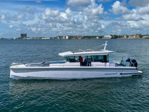 Axopar 37XC CROSS CABIN 2024 Axopar 37XC CROSS CABIN boat on open water under blue sky.
