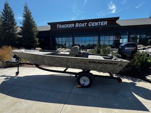 Tracker Grizzly 1648 SC 2025 Tracker Grizzly 1648 SC boat at Tracker Boat Center, featuring Mercury engine.