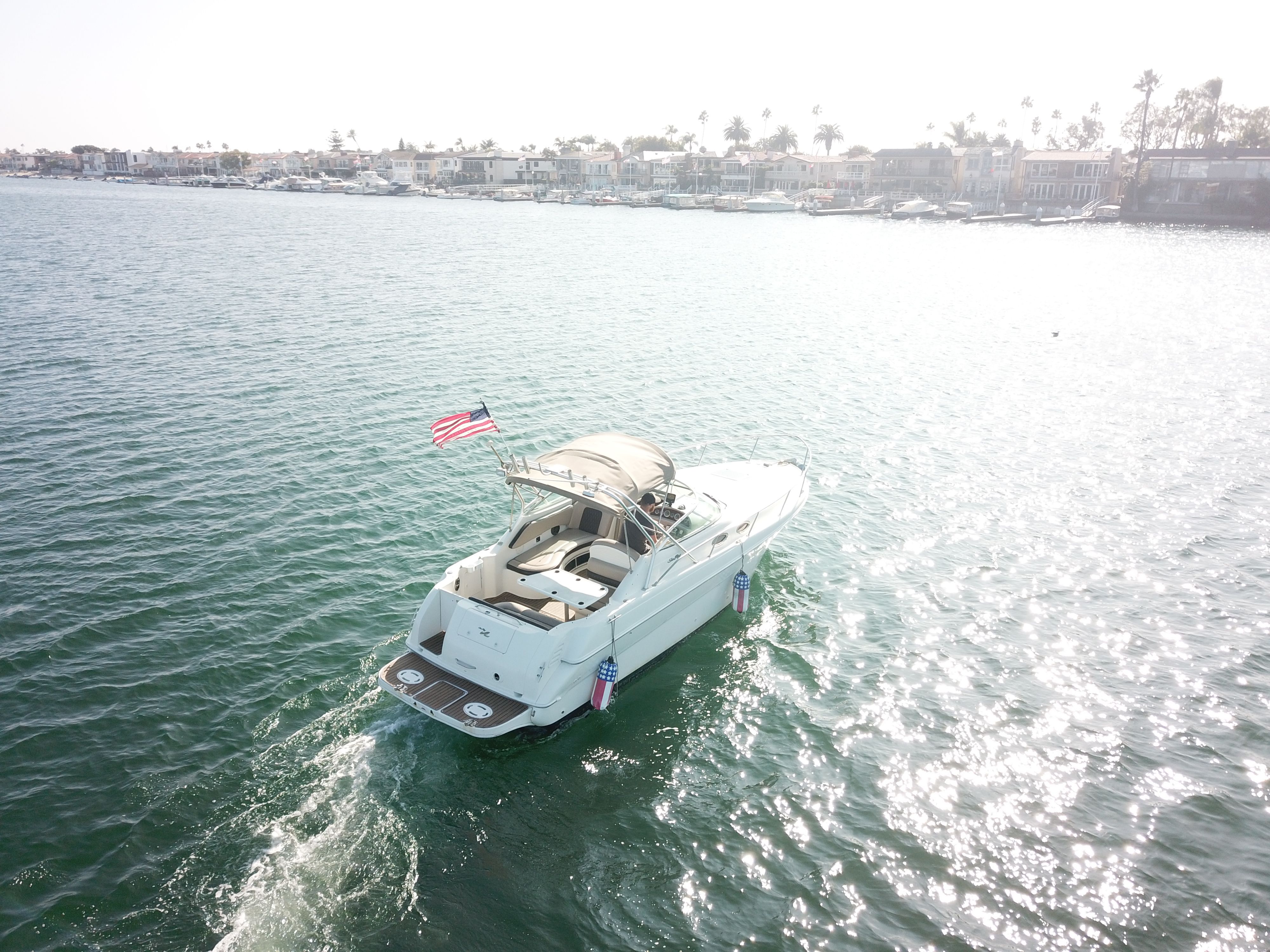 Sea Ray 270 Sundancer 2000 Sea Ray 270 Sundancer cruising on a sunny day with an American flag.