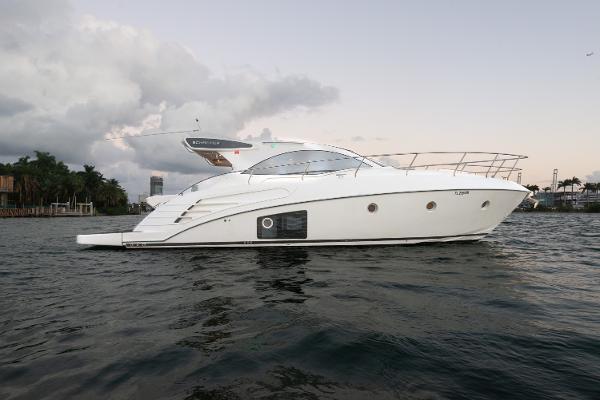 Schaefer 400 Sport 2018 Schaefer 400 Sport yacht on the water with a cloudy sky background.