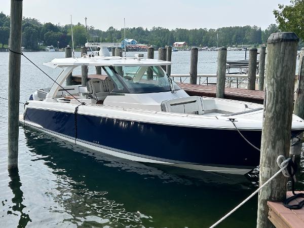 Tiara Yachts 38 LS 2019 Tiara Yachts 38 LS docked, featuring sleek design and blue hull.