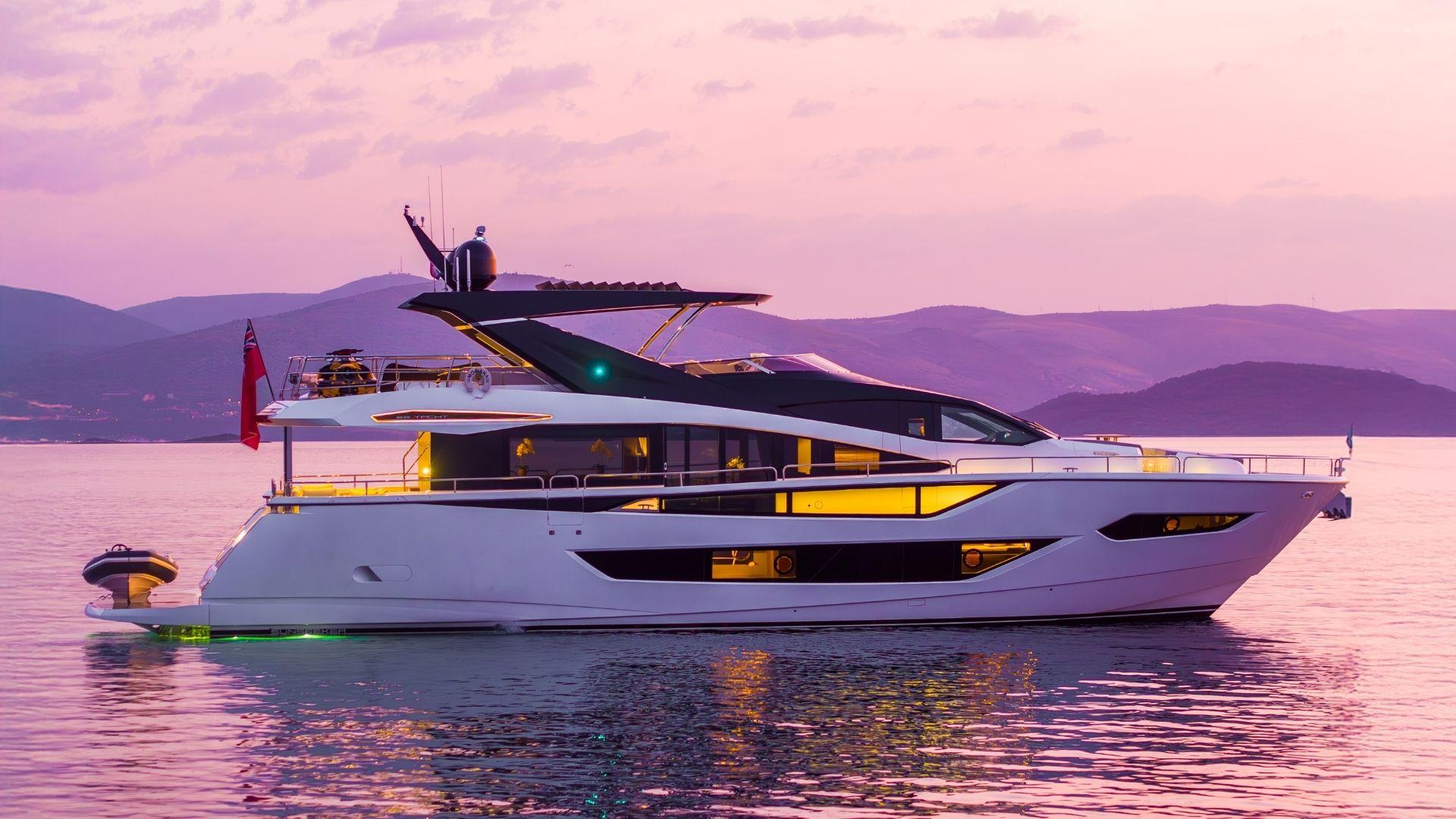 2023 Sunseeker 88 Yacht