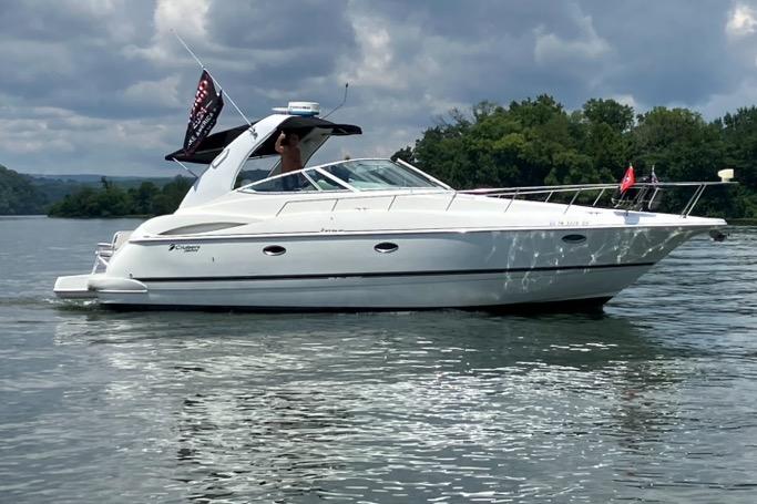 2001 Cruisers Yachts 3672 Express