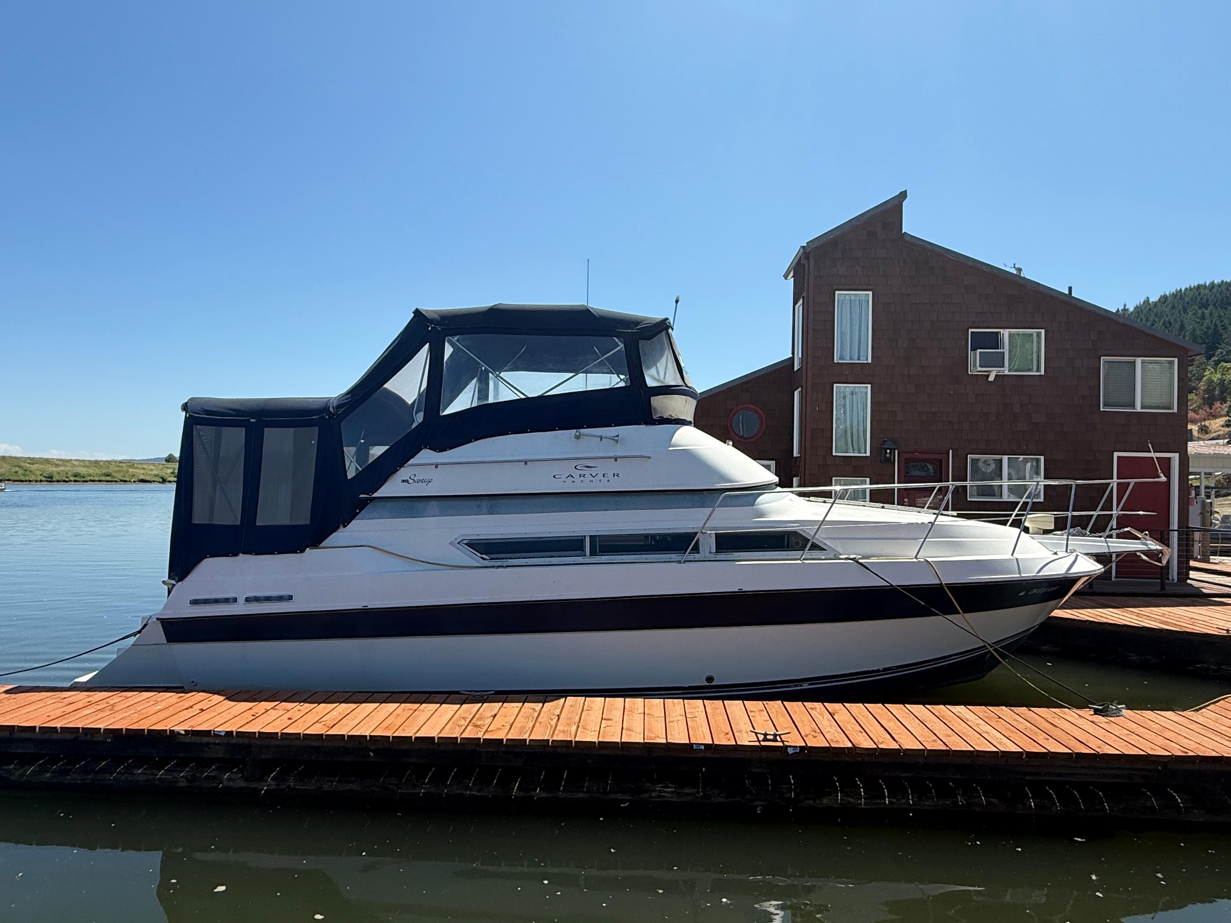 1989 Carver 30 Santego