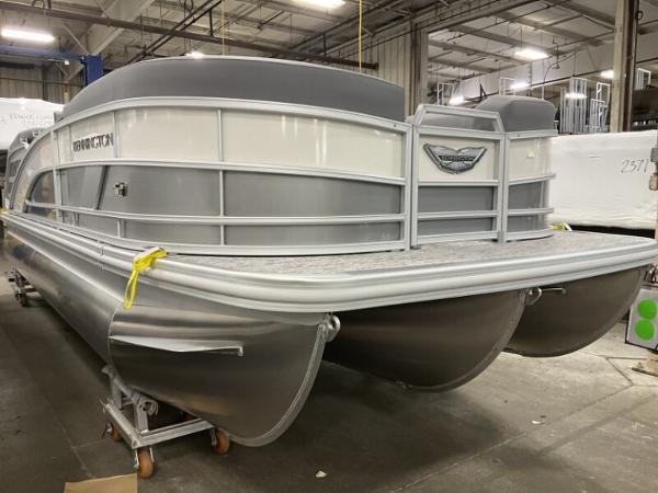 Bennington 22 MFB 2025 Bennington 22 MFB pontoon boat in a warehouse setting.