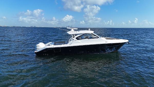2019 Pursuit DC 365 Dual Console